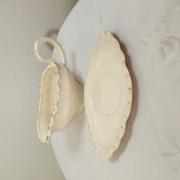 RC Vintage cottagecore scalloped edges gravy boat with plate - Picture 2 of 12